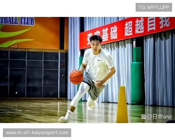 年轻中后卫在对抗训练中展示惊人身体对抗能力