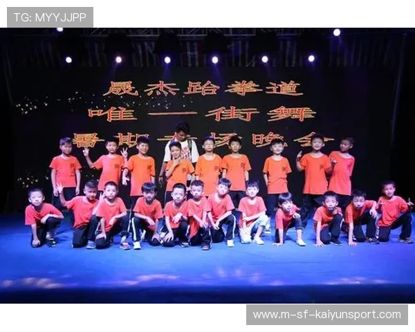 跆拳道小将上场前跳街舞助兴全场