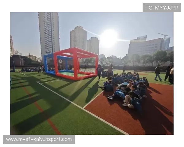 足球俱乐部与社区合作开展儿童足球启蒙活动，足球社活动趣味活动