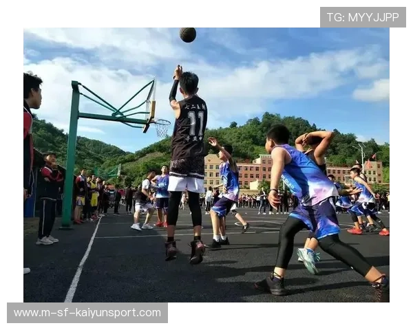 篮球进入校园播下希望的种子，播放学校的篮球